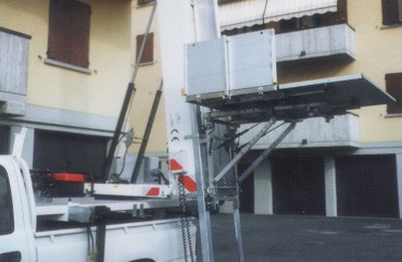 Loading platform and side panels