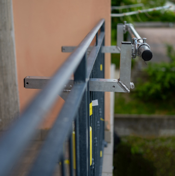 Montaggio abbracciando ringhiera