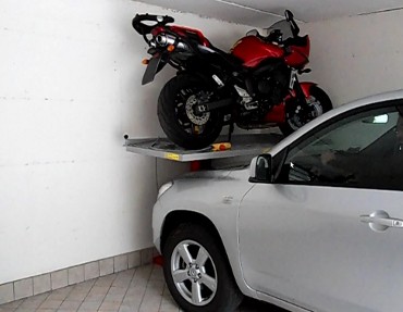 Moto sollevata e auto parcheggiata